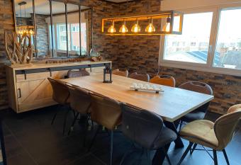 Le plaisir d   une nuit has rooms with a private hot tub