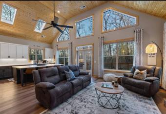 Peaceful Modern Chalet in Ellijay has rooms with a private hot tub
