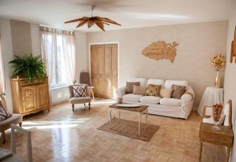 Appartement Un moment d     VAsion allows 18 year olds to book a room