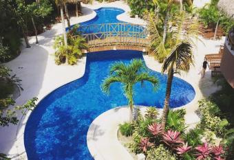 CONDO with PRIVATE ROOFTOP AND JACUZZI has rooms with a private hot tub