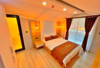 EYMEN APARTMENTS has Balcony rooms