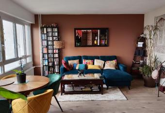 Appartement 100m2 pr  s du m  tro et a  roport has Balcony rooms