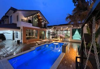 The Viista Retreat . Private Pool . Spa . Pool Table has rooms with a private hot tub