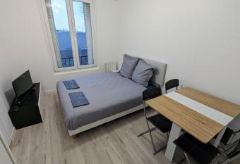 Appartement dans une maison avec terrasse has Balcony rooms