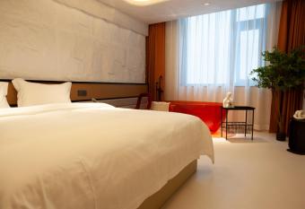 Dream Designer Hotel - Huimin Street Branch of Xi an Bell and Drum Tower has rooms with a private hot tub