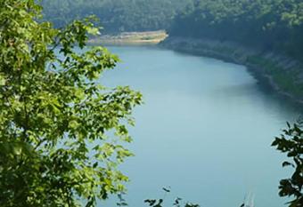 Lake Cumberland's Woodson Bend Resort Condominium has Balcony rooms