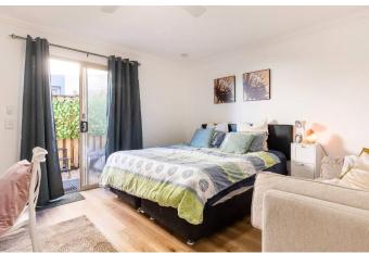 Studio Next do Bond Uni has rooms with a private hot tub