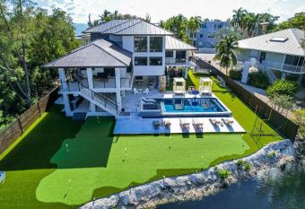 Private Oasis Retreat Pool Villa has rooms with a private hot tub