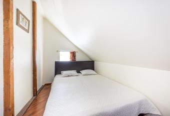 4Bdr House in the Old Town has rooms with a private hot tub