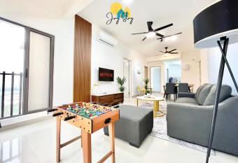 Bali Residence I B3105 Luxury 2BR I Seaview I 6-9pax l WaterPark I CityCentre by Jay Stay has rooms with a private hot tub