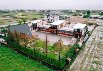 GoldenInglenook has Balcony rooms