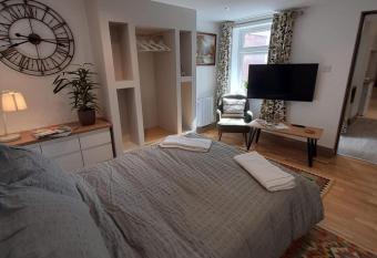cosy quiet apartment allows 18 year olds to book a room