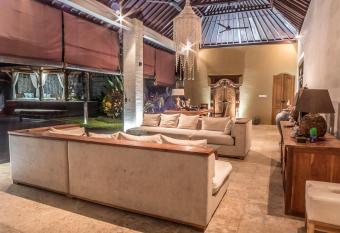 5 Bedroom Warm intimate family villa has rooms with a private hot tub