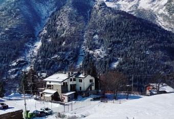 Sasso Nero has Balcony rooms