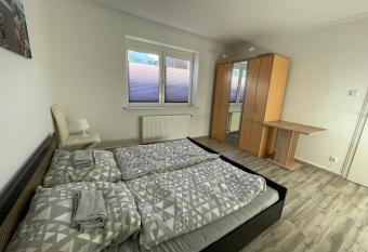 Sch  ne einfache Ferienwohnungen in Wilhelmshaven allows 18 year olds to book a room