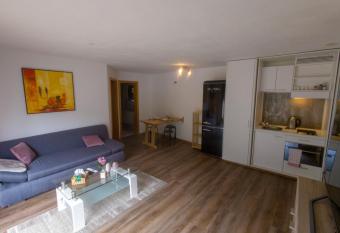 Heimelige und ruhige Alpen Suite allows 18 year olds to book a room