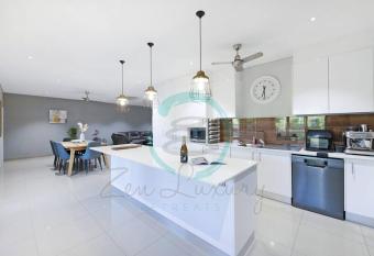 Zenhouse 5BR Family-Pet Retreat Bar & Private Pool allows 18 year olds to book a room