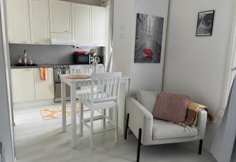 Yksi  +autopaikka/Small apt.+free parking allows 18 year olds to book a room