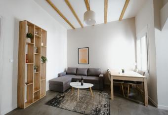 LB Luxury Apartments has rooms with a private hot tub