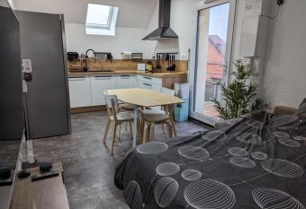 AU BOUT DE LA RUE LA MER has Balcony rooms