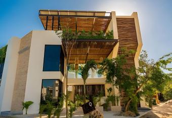 Intimate apartment w/ Private Pool     Moots 105 has rooms with a private hot tub