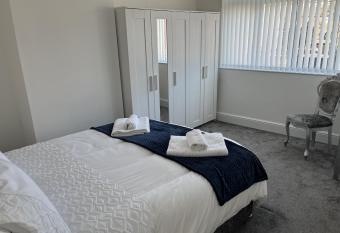 M1Link 3 bed house up to 7 people free parking, wifi, M1, transport links, enclosed L garden allows 18 year olds to book a room