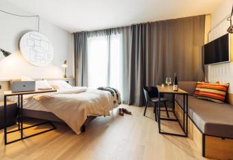 harry s home Z  rich-Limmattal allows 18 year olds to book a room