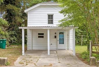 Cute 1 Bdrm House that sleeps 3 has Balcony rooms