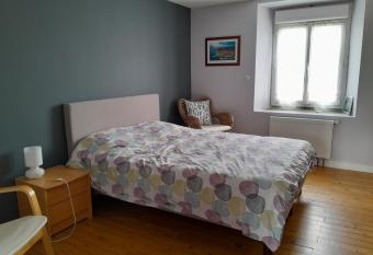 Chambre priv  e allows 18 year olds to book a room