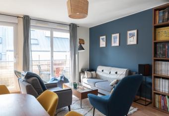 New and crossing nest with balcony near Paris has Balcony rooms