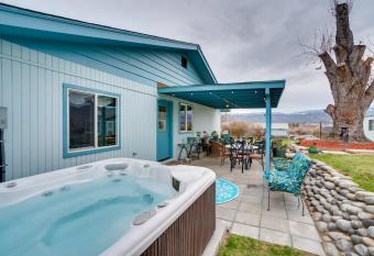 East Wenatchee Home with Yard and Hot Tub! has rooms with a private hot tub