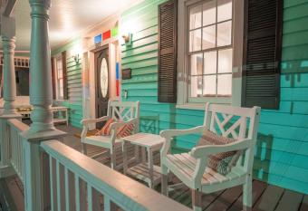 Clementine's Cottage has Balcony rooms