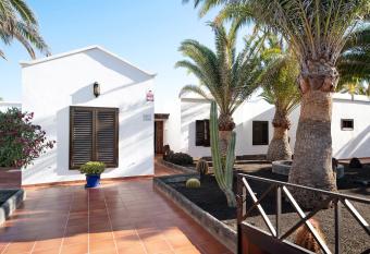 Villa Las Palmeras has Balcony rooms