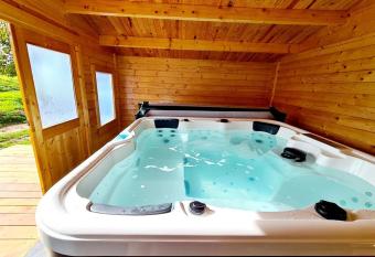 Le Chalet Aura et Jacuzzi has Balcony rooms