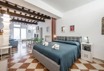 Casa Camilla - Arty Suite nel centro storico allows 18 year olds to book a room