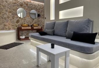 Luxury jacuzzi white suite by the sea has rooms with a private hot tub