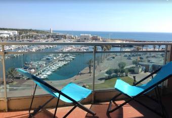 Ici il y a le ciel, le soleil et la mer..., magnifique appartement pour 4 pers allows 18 year olds to book a room
