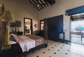La Divisa Hotel Boutique has rooms with a private hot tub