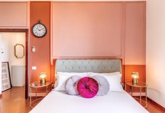 AwesHomeitaly - Villa Tower allows 18 year olds to book a room