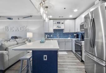 Southern Comfort at Laketown Wharf by Nautical Properties has rooms with a private hot tub