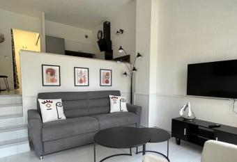 Apartment Modern with a 30 m2 terrasse and Garden allows 18 year olds to book a room