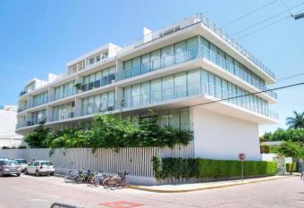 Excellent 3 BD Apartment Steps From The Beach has rooms with a private hot tub