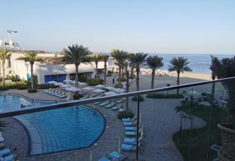 Ocean View Address Beach Resort Fujairah                                                               has rooms with a private hot tub