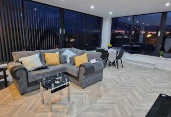 Penthouse With City Skyline Views - Free Parking - Balcony - King Size Bed - Netflix has Balcony rooms