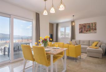 Villa Barbara & Zoran with heated swimming pool has Balcony rooms