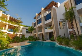 Beautiful Apartment with Private Pool     Moots 106 has rooms with a private hot tub