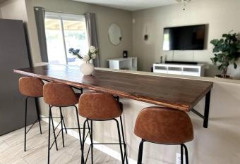 Cozy Bohemian Home w/ Hot Tub in Mesa has rooms with a private hot tub