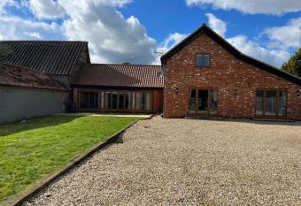 Charming Norfolk Barn Conversion in Barnham Broom has Balcony rooms
