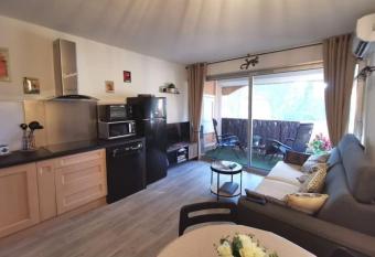 Charmant studio 4 personnes allows 18 year olds to book a room