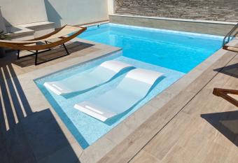 Villa de blue 2 has rooms with a private hot tub